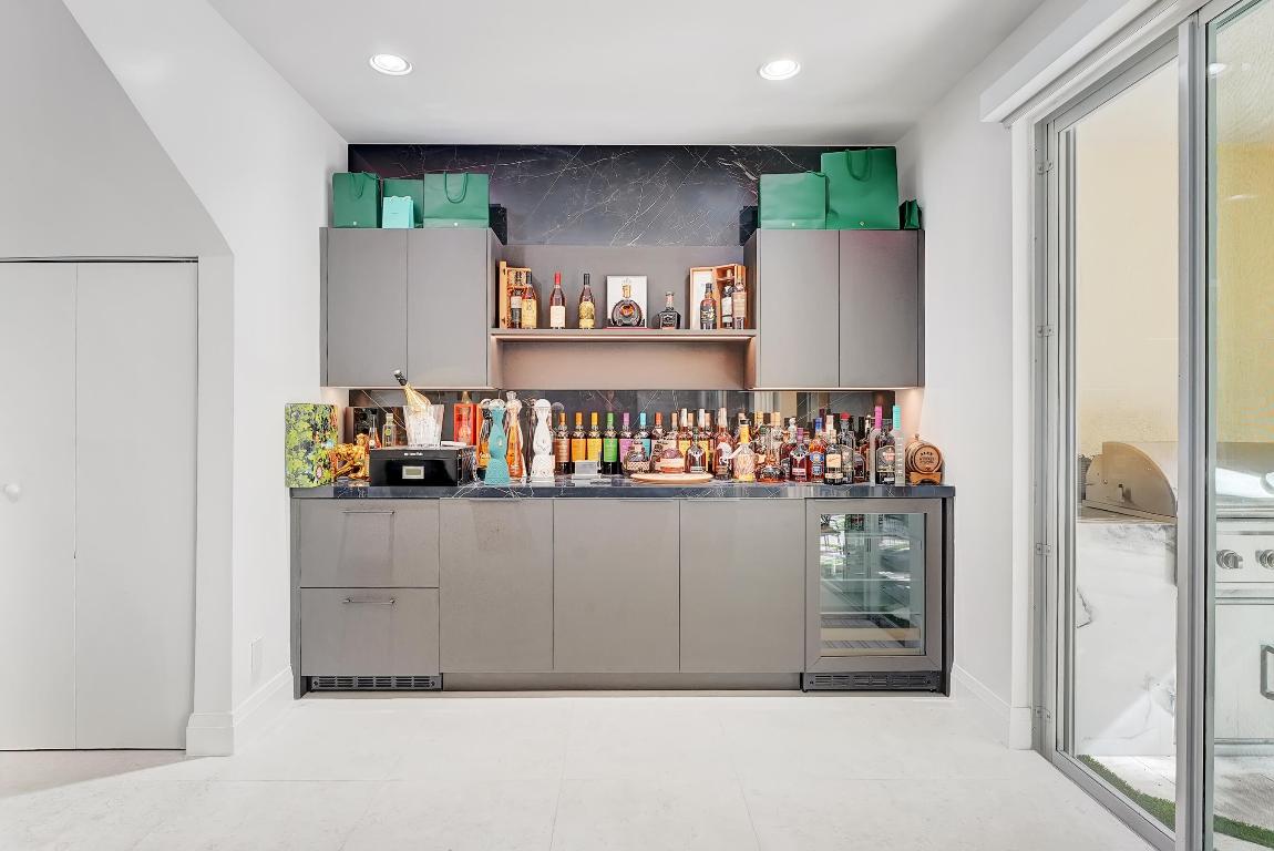 612 NE Rossetti Lane