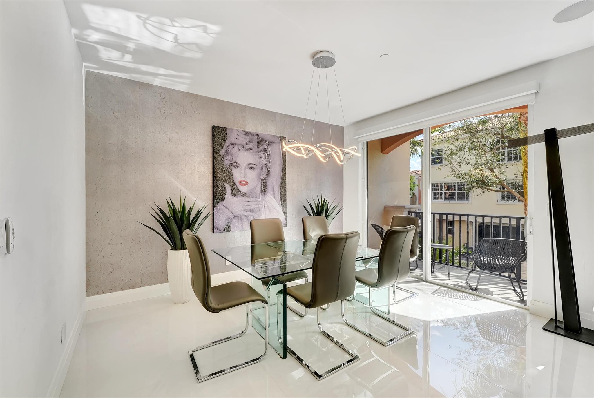 612 NE Rossetti Lane