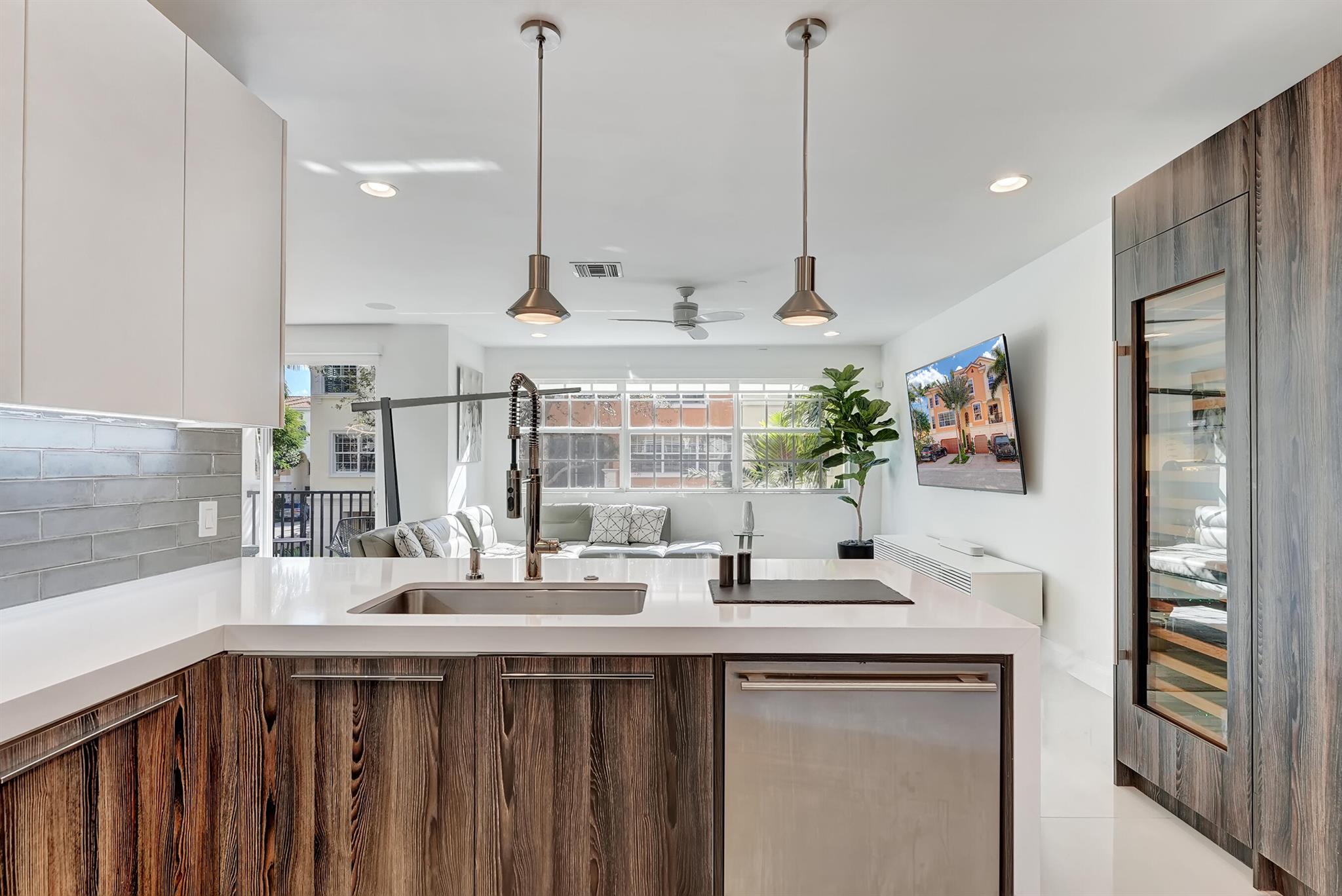 612 NE Rossetti Lane