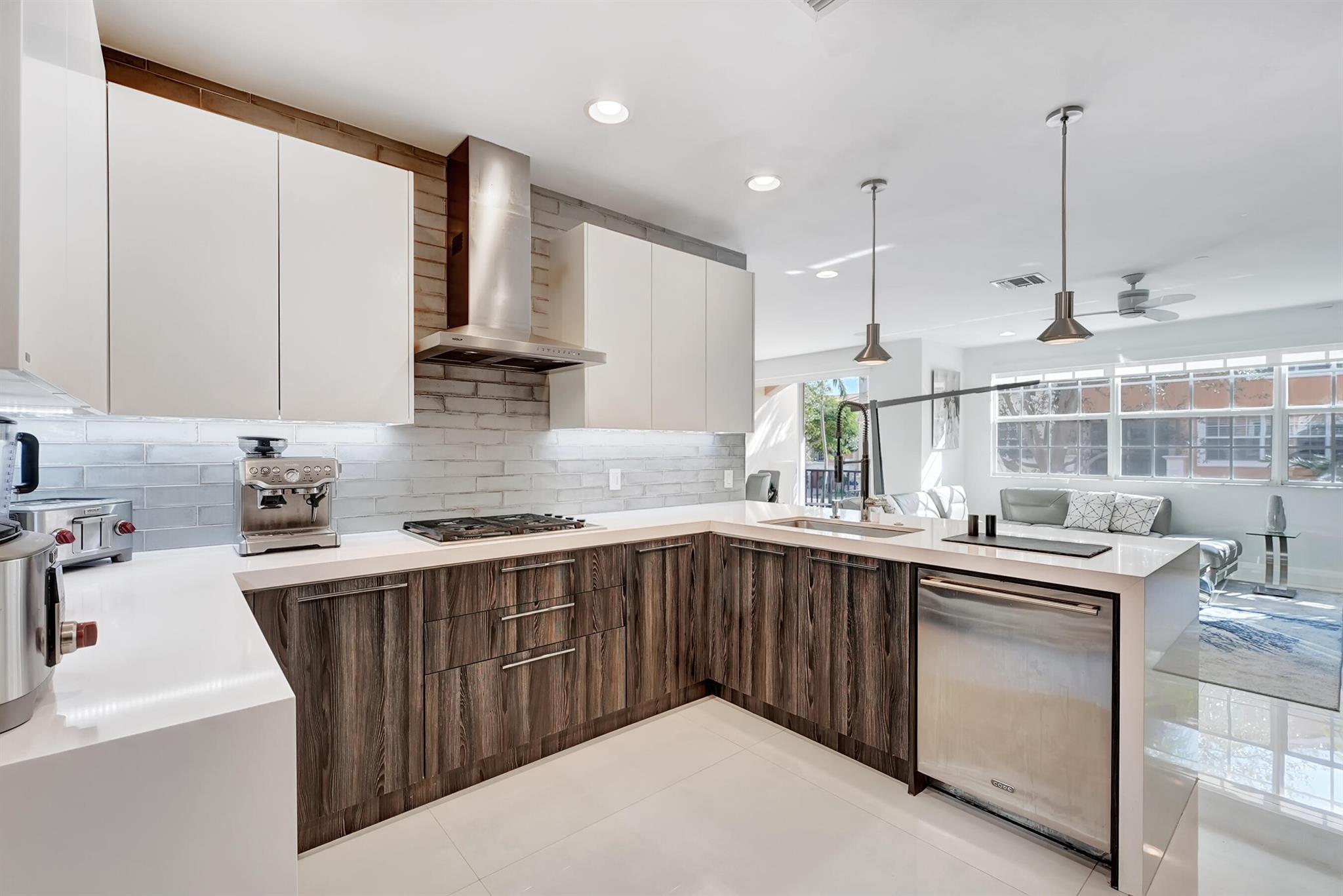 612 NE Rossetti Lane