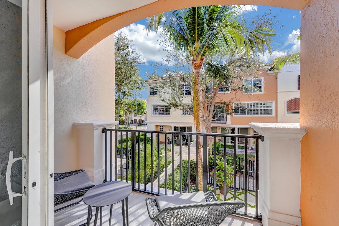 612 NE Rossetti Lane