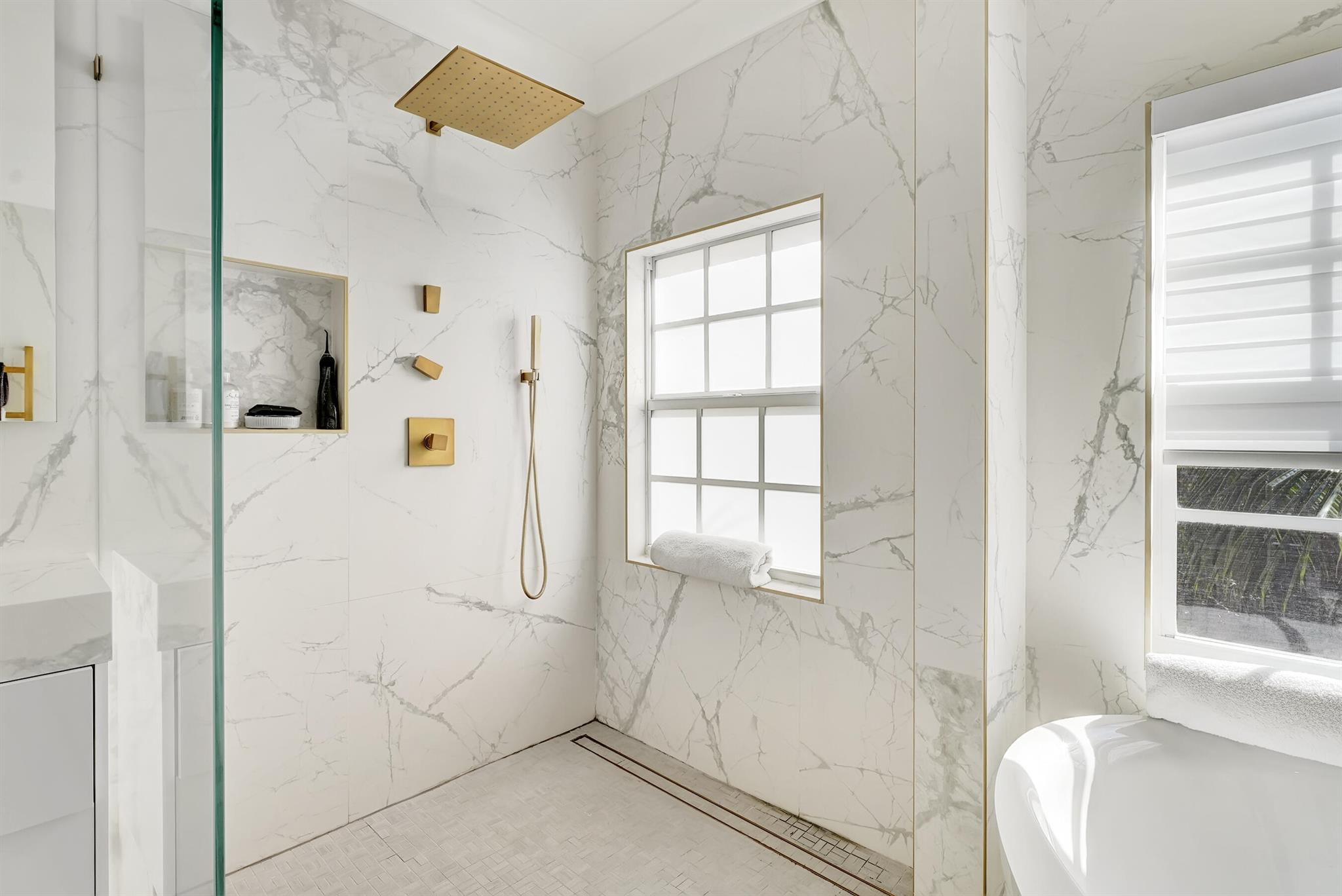 612 NE Rossetti Lane