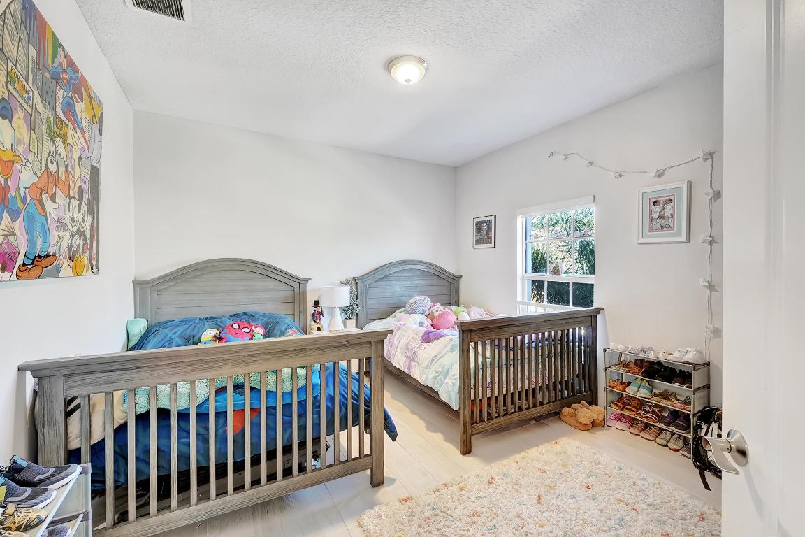 612 NE Rossetti Lane