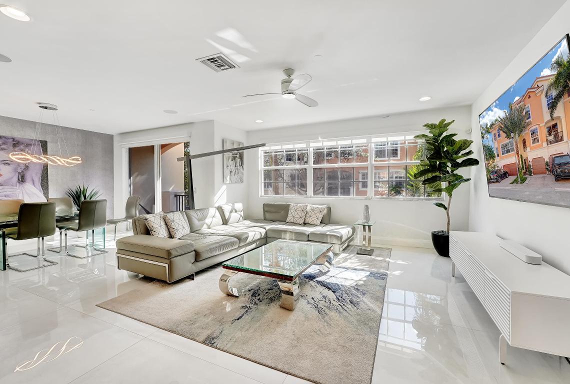 612 NE Rossetti Lane