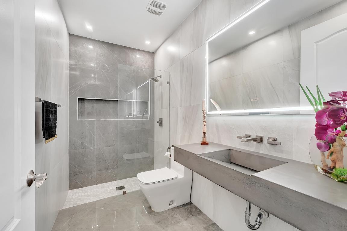 612 NE Rossetti Lane