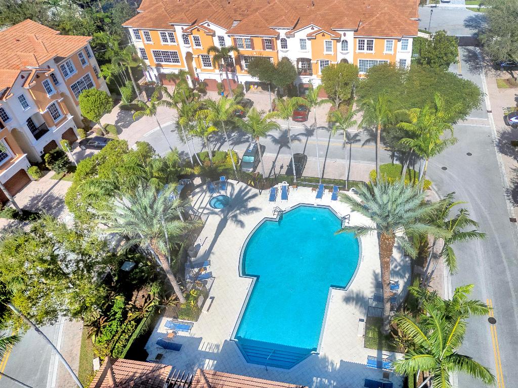 612 NE Rossetti Lane