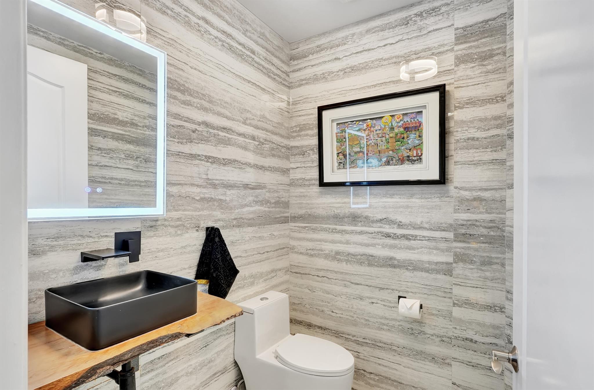 612 NE Rossetti Lane