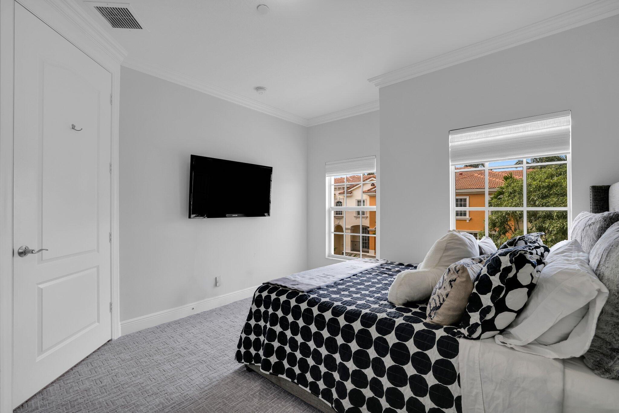 616 NE Rossetti Lane