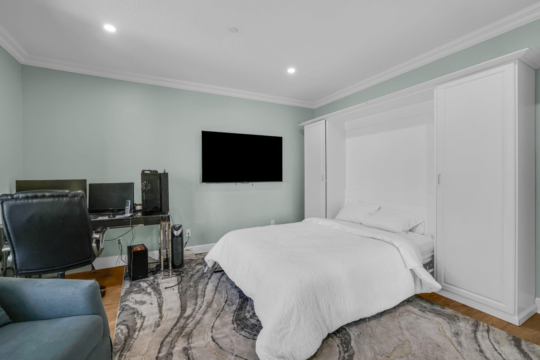 616 NE Rossetti Lane