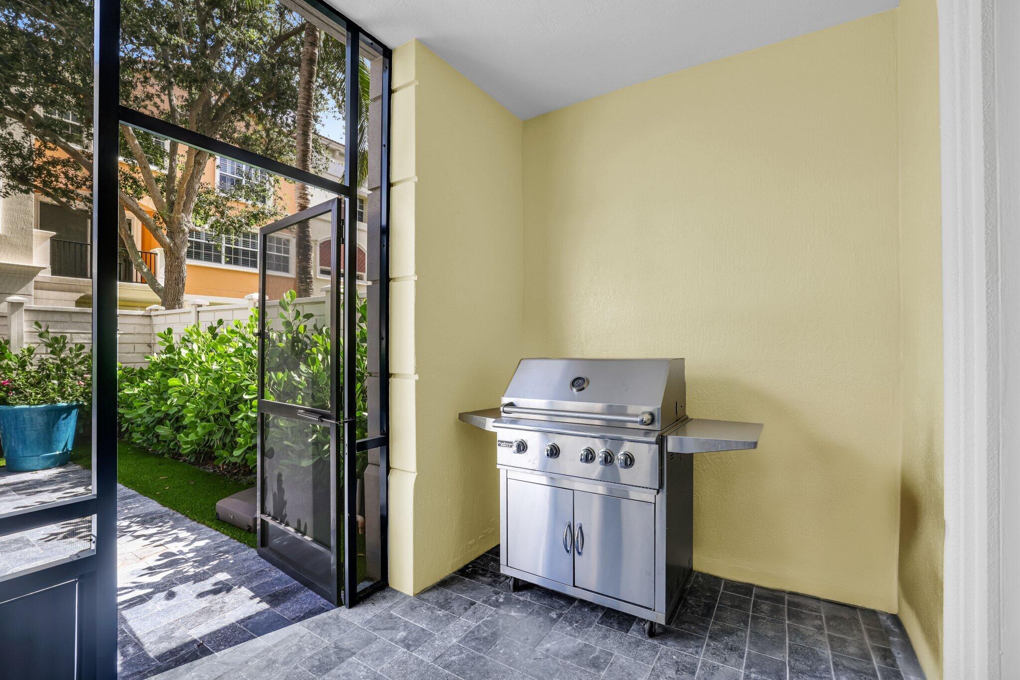 616 NE Rossetti Lane