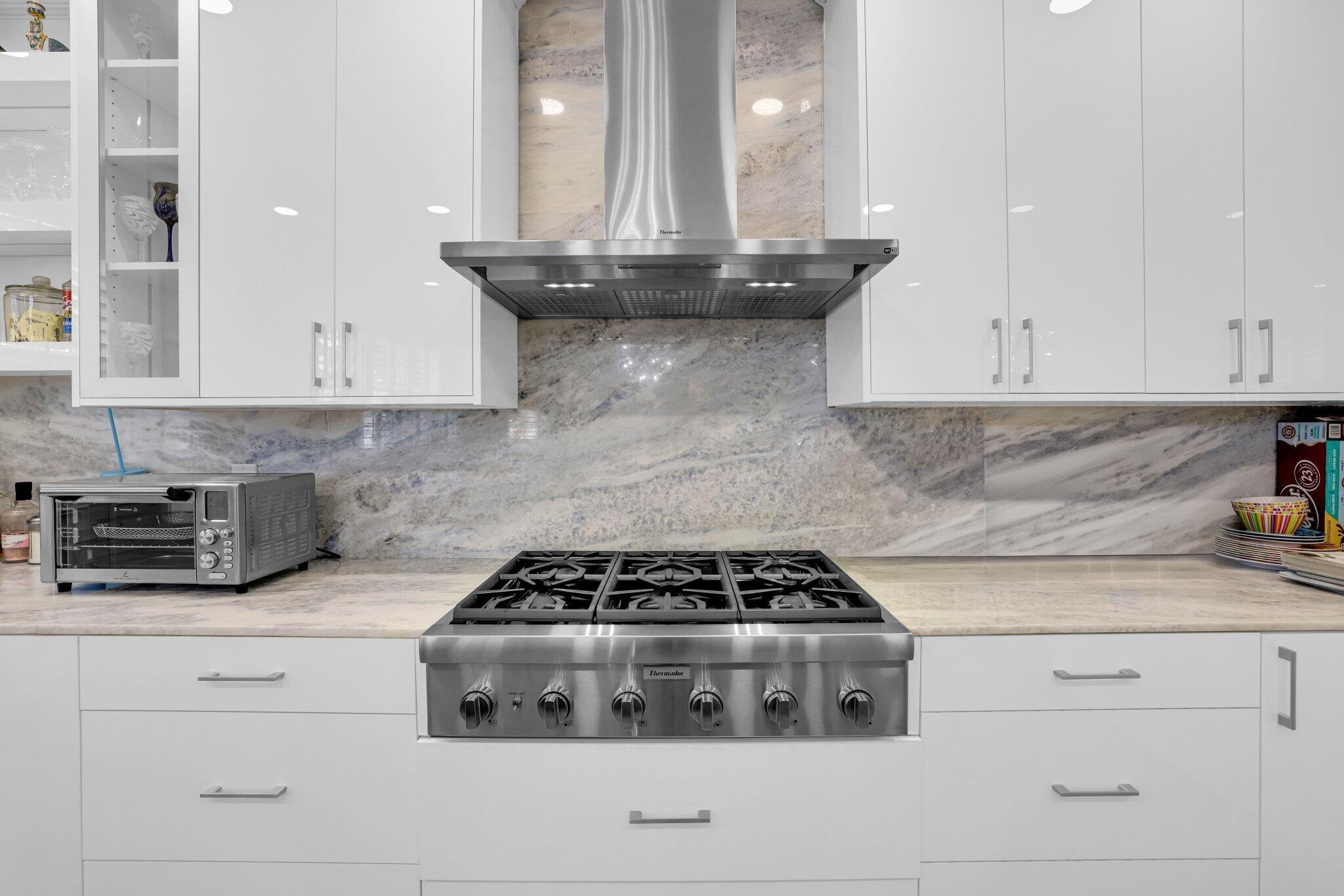 616 NE Rossetti Lane