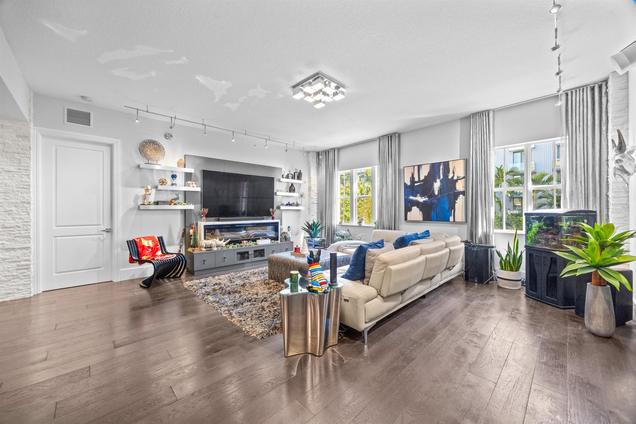 200 NE 2nd Avenue 207