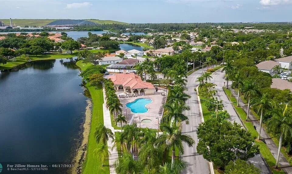 1142 SW 44th Way