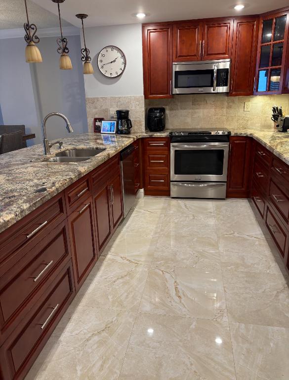 1150 Hillsboro Mile 508