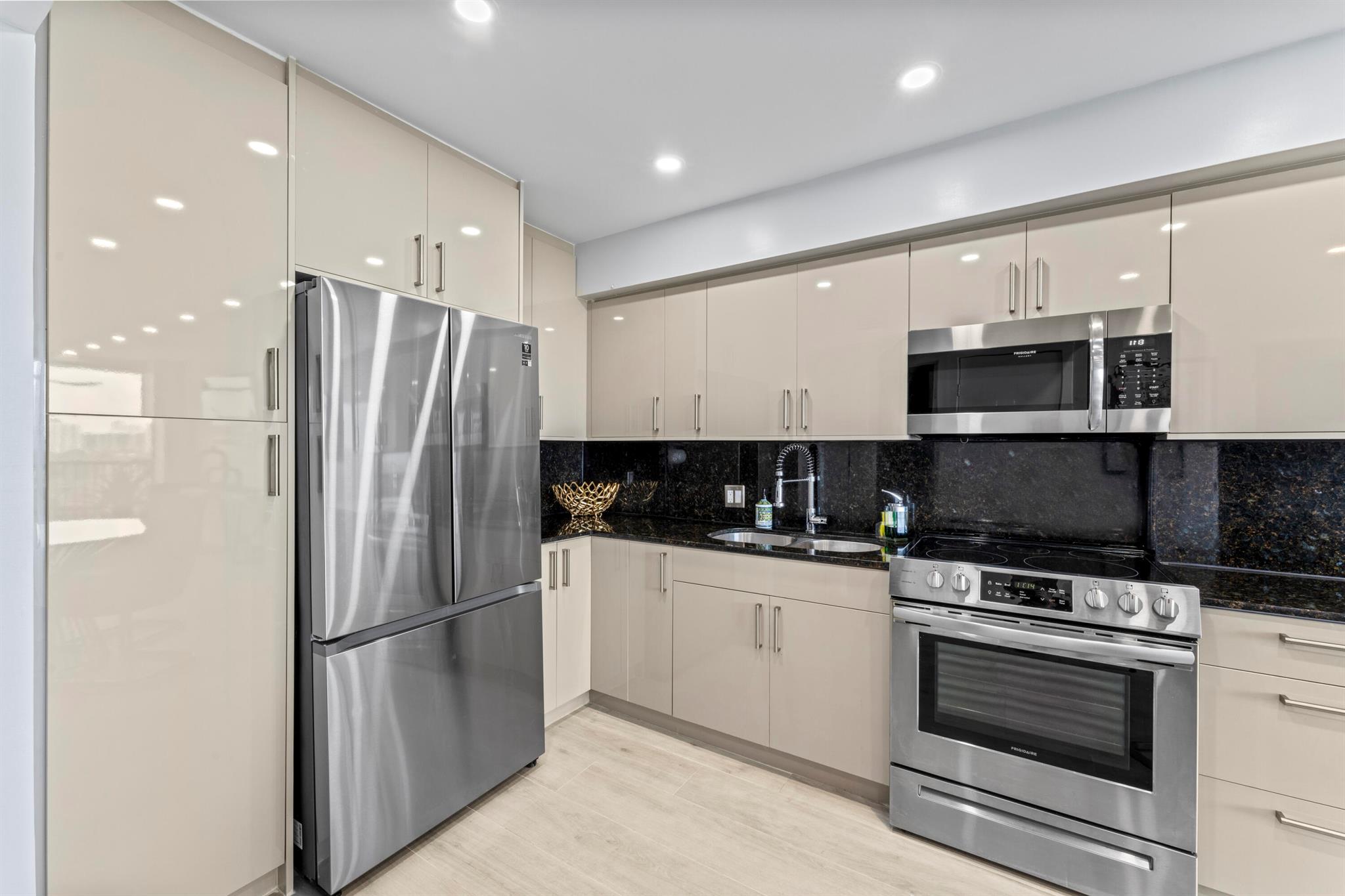 20379 W Country Club Drive 937