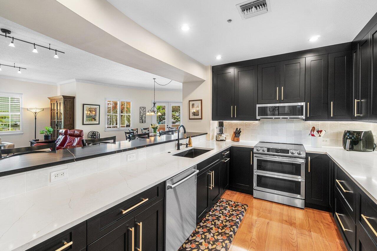 200 NE 2nd Avenue 205