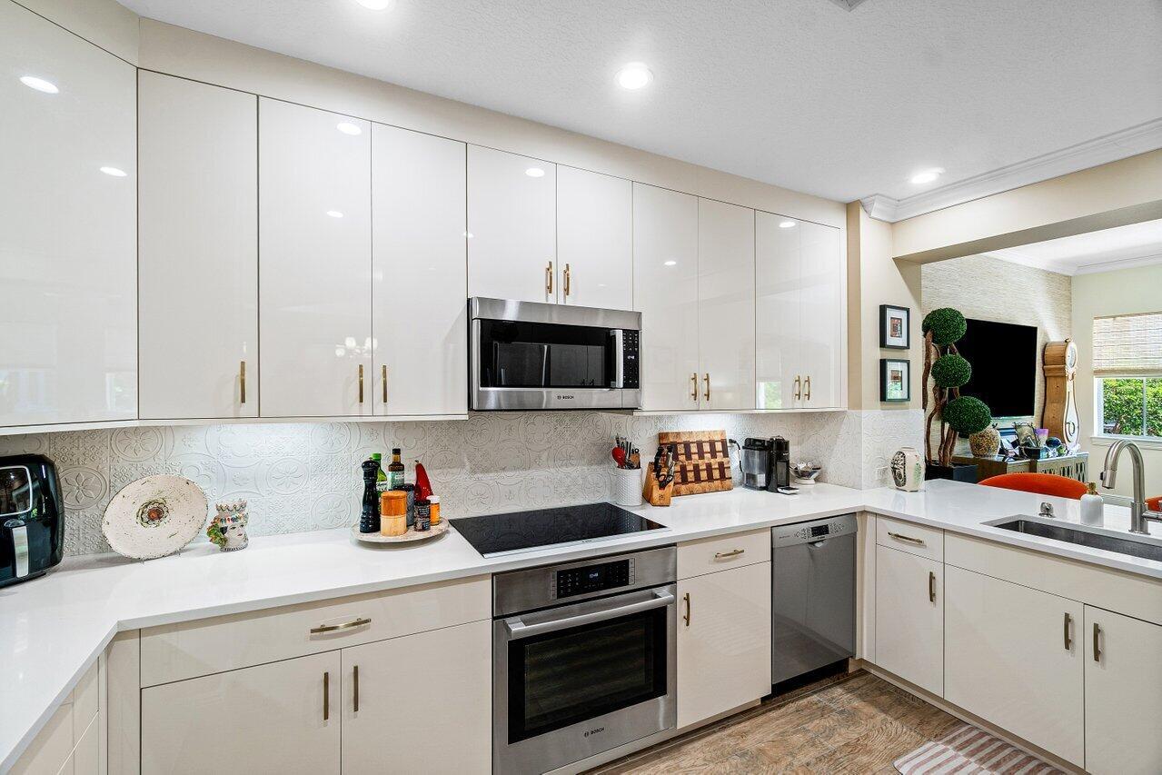 200 NE 2nd Avenue 211