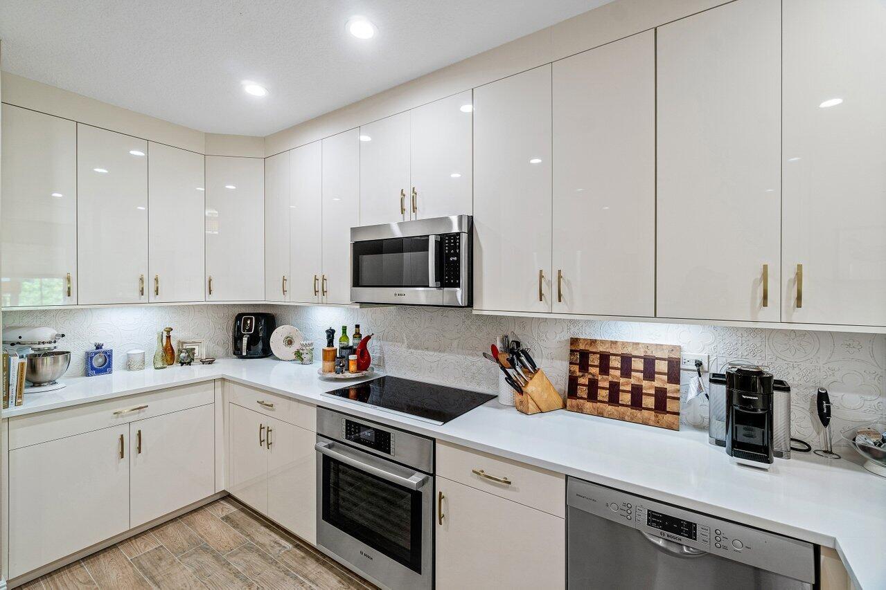 200 NE 2nd Avenue 211