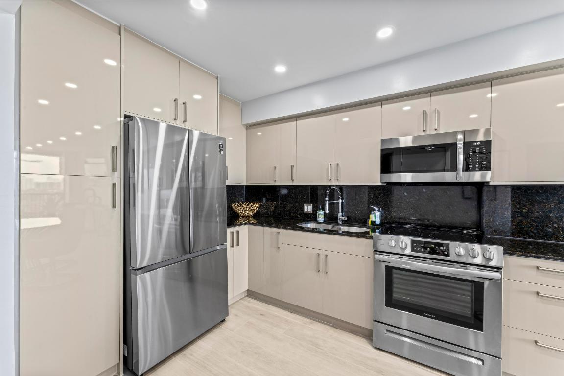 20379 W Country Club Drive 937