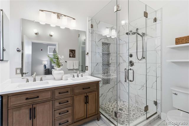 220 Roslyn Street Unit: 710