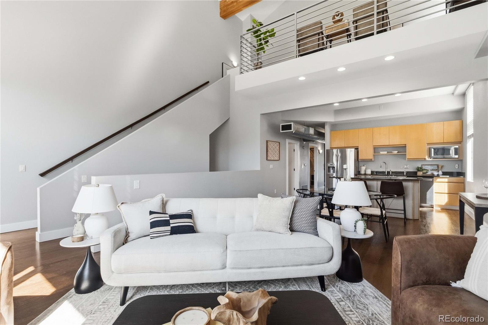 220 Roslyn Street Unit: 710