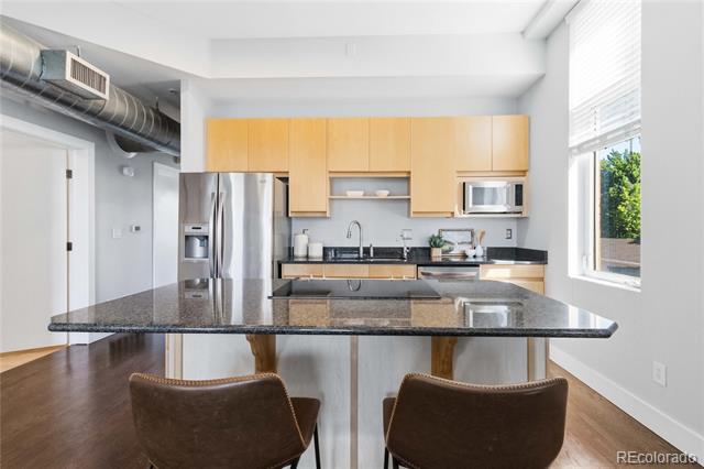 220 Roslyn Street Unit: 710