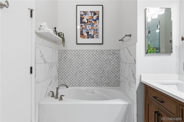 220 Roslyn Street Unit: 710