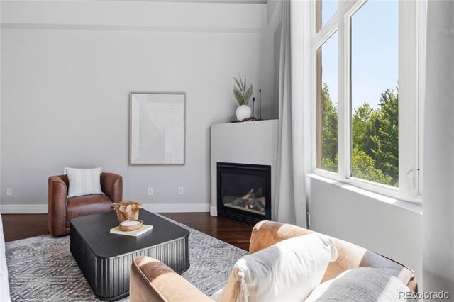 220 Roslyn Street Unit: 710
