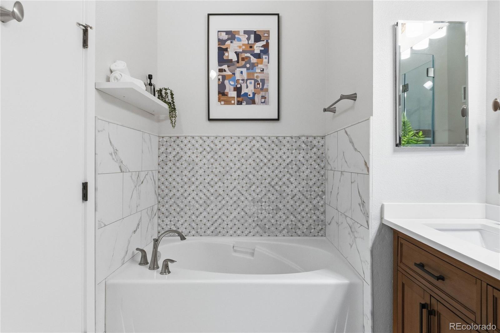 220 Roslyn Street Unit: 710
