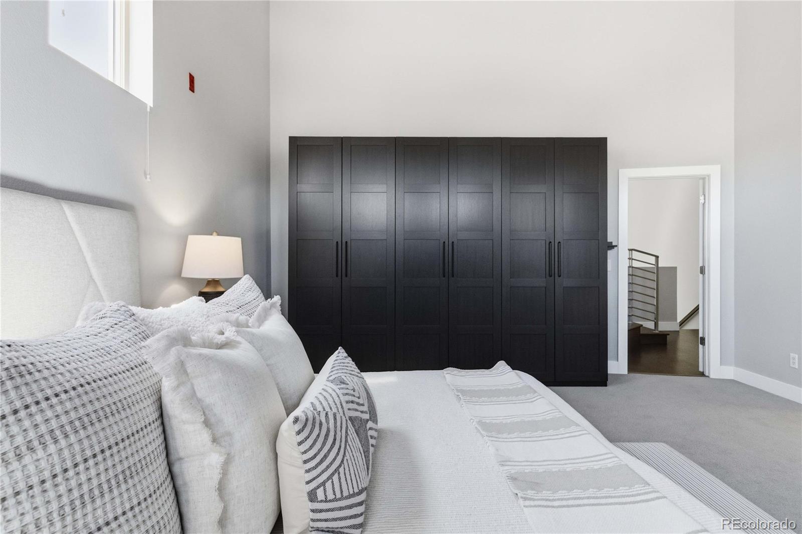220 Roslyn Street Unit: 710