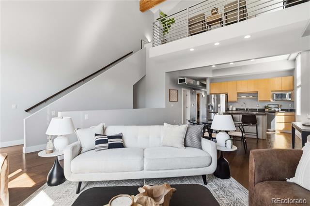 220 Roslyn Street Unit: 710