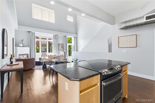220 Roslyn Street Unit: 710
