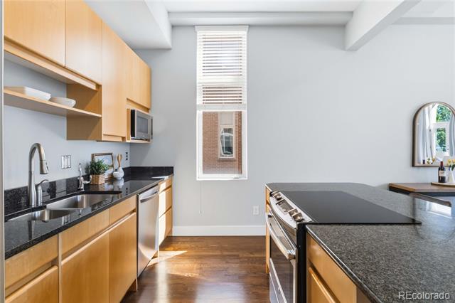 220 Roslyn Street Unit: 710