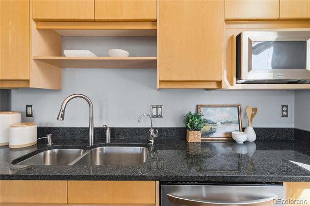 220 Roslyn Street Unit: 710