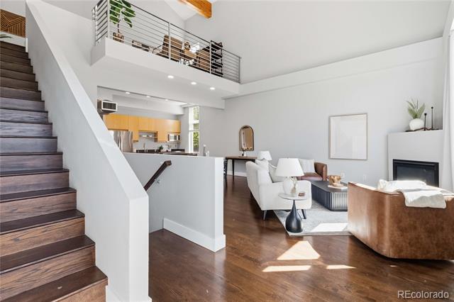 220 Roslyn Street Unit: 710