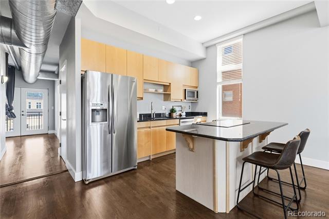 220 Roslyn Street Unit: 710