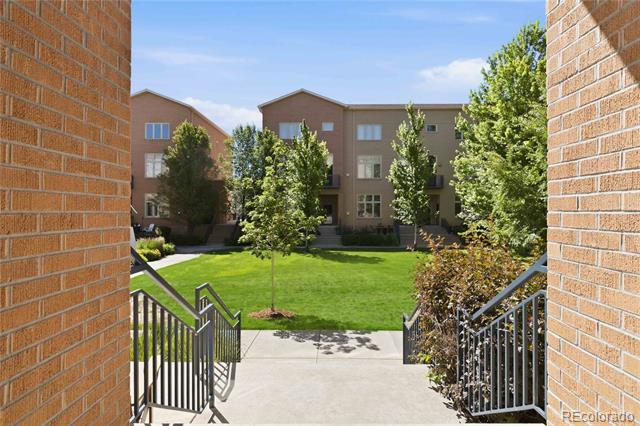 220 Roslyn Street Unit: 710