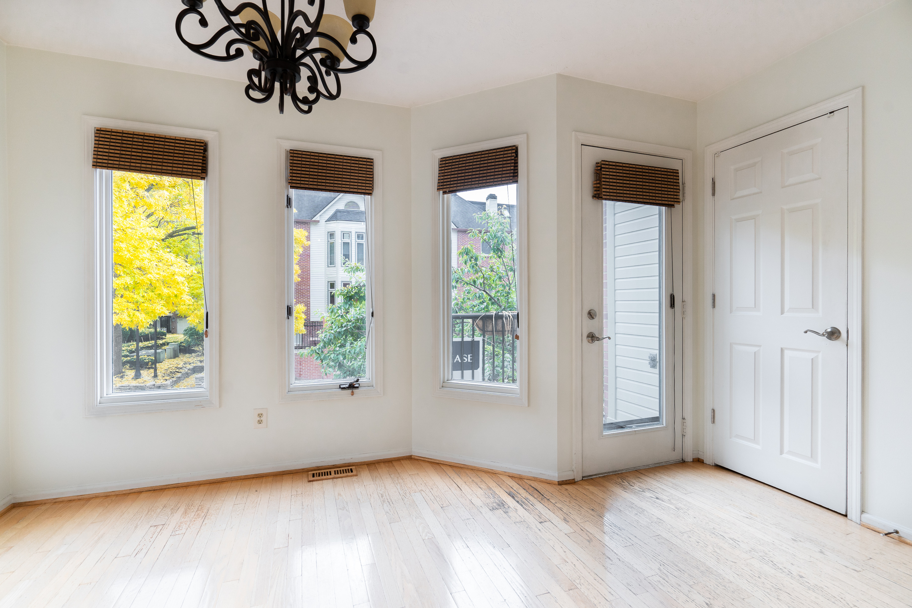 544 Lockerbie Circle N