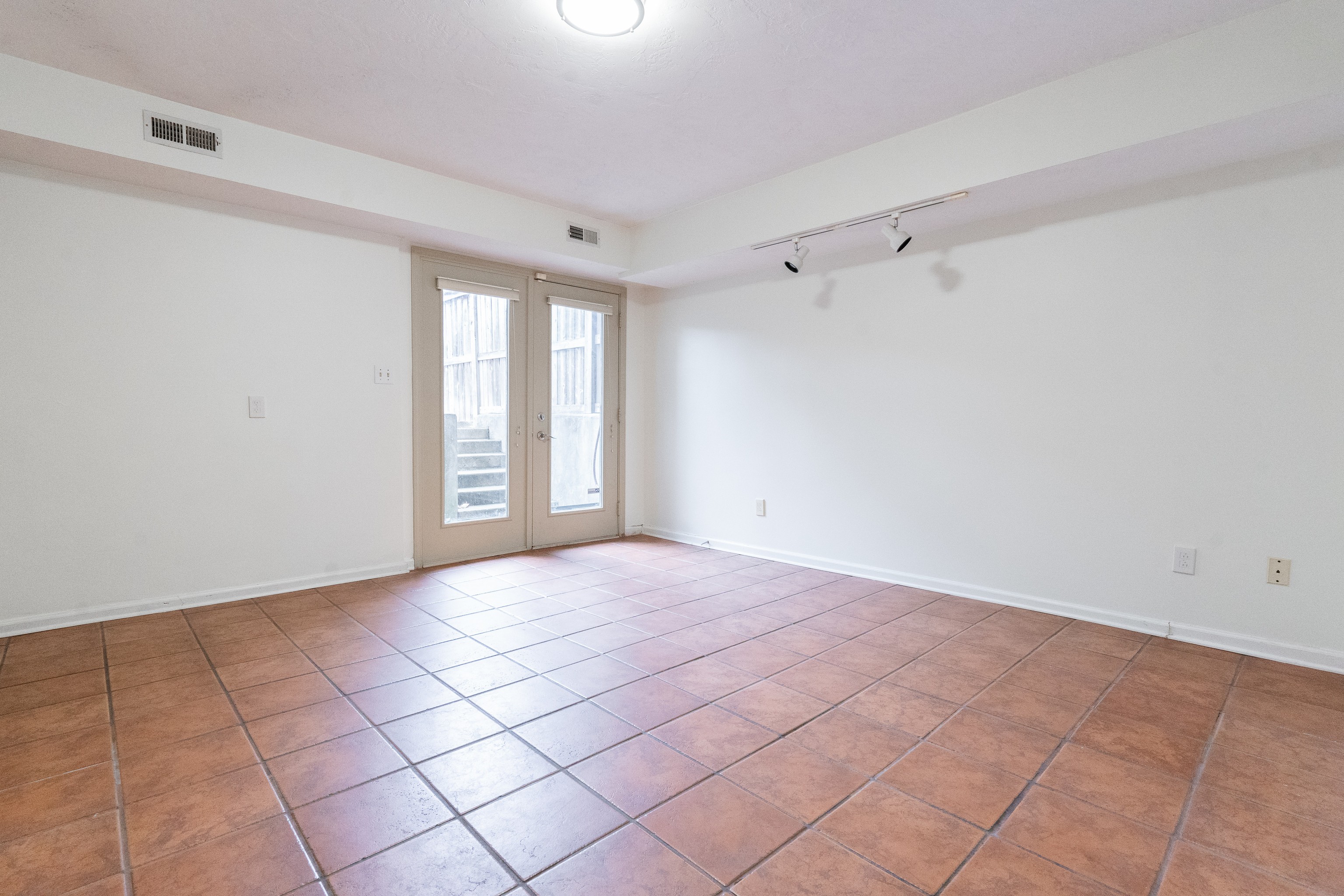 544 Lockerbie Circle N