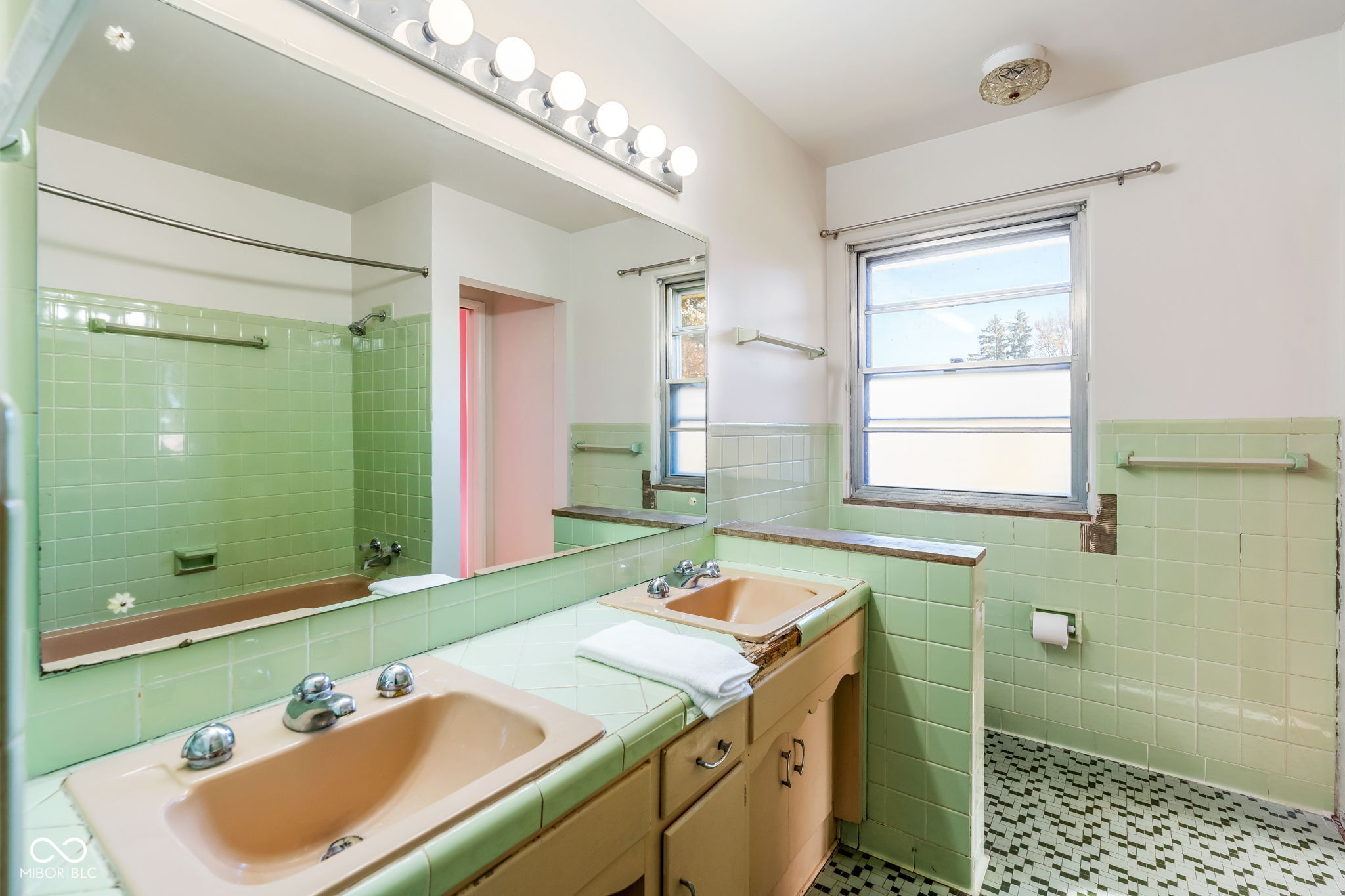 5940 N Emerson Avenue