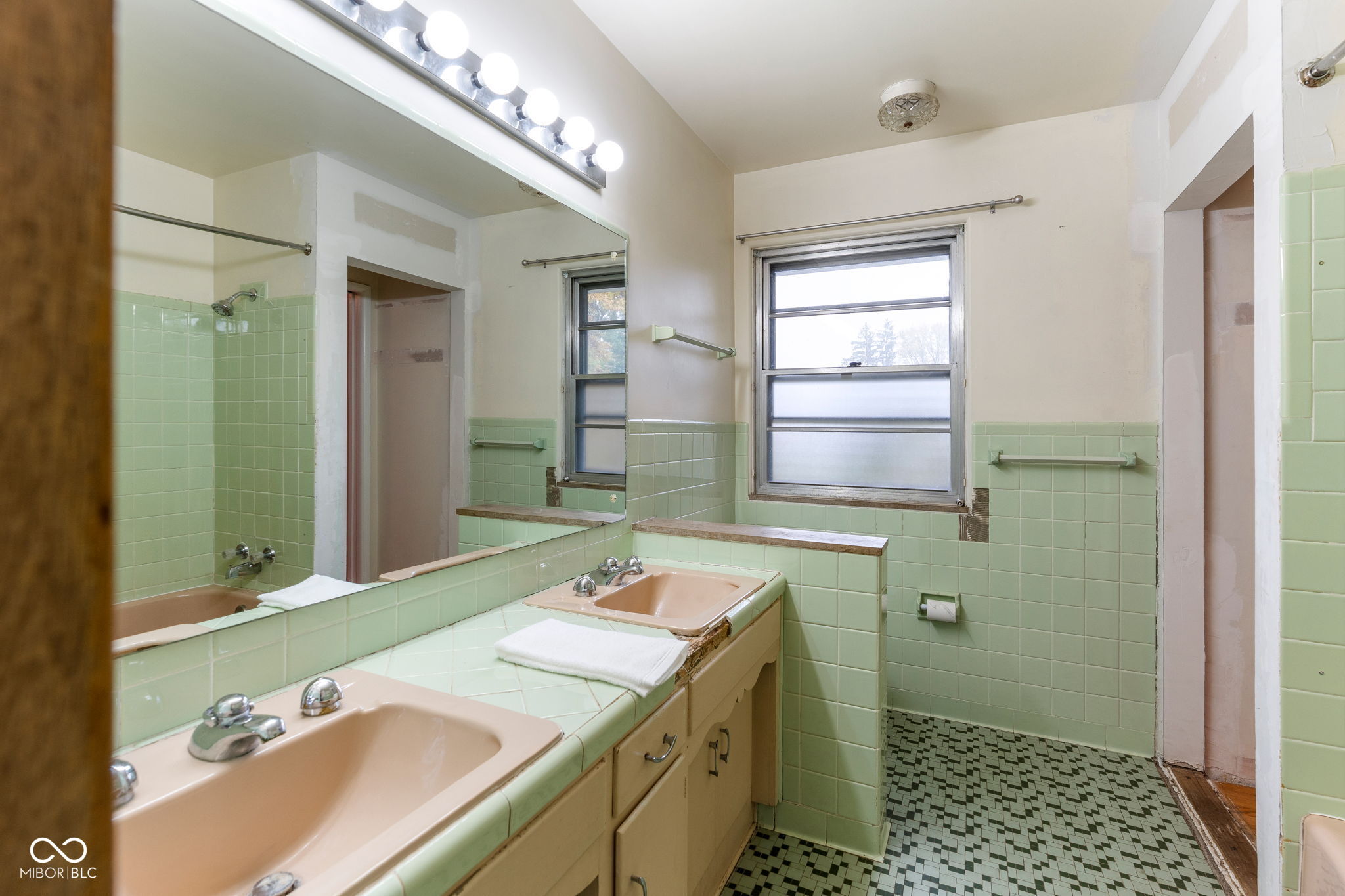 5940 N Emerson Avenue