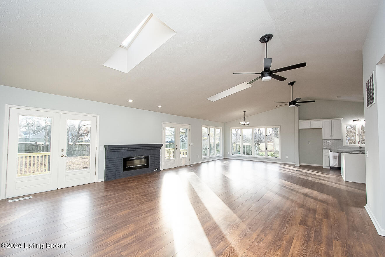 4104 Riveroaks Ln