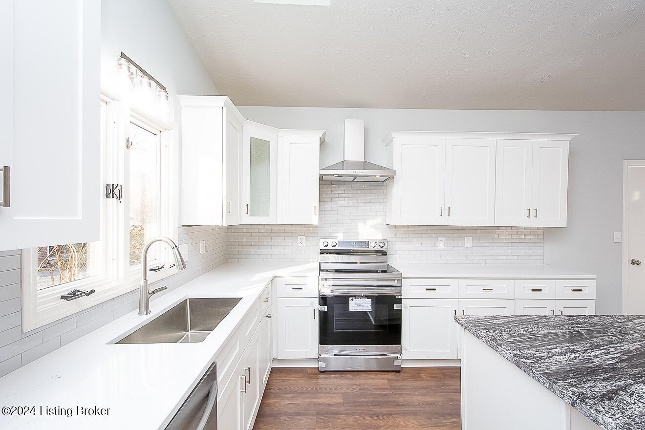 4104 Riveroaks Ln