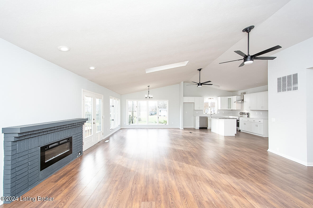 4104 Riveroaks Ln