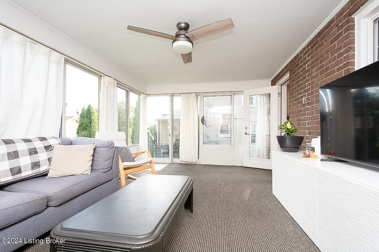 909 Rosemary Dr