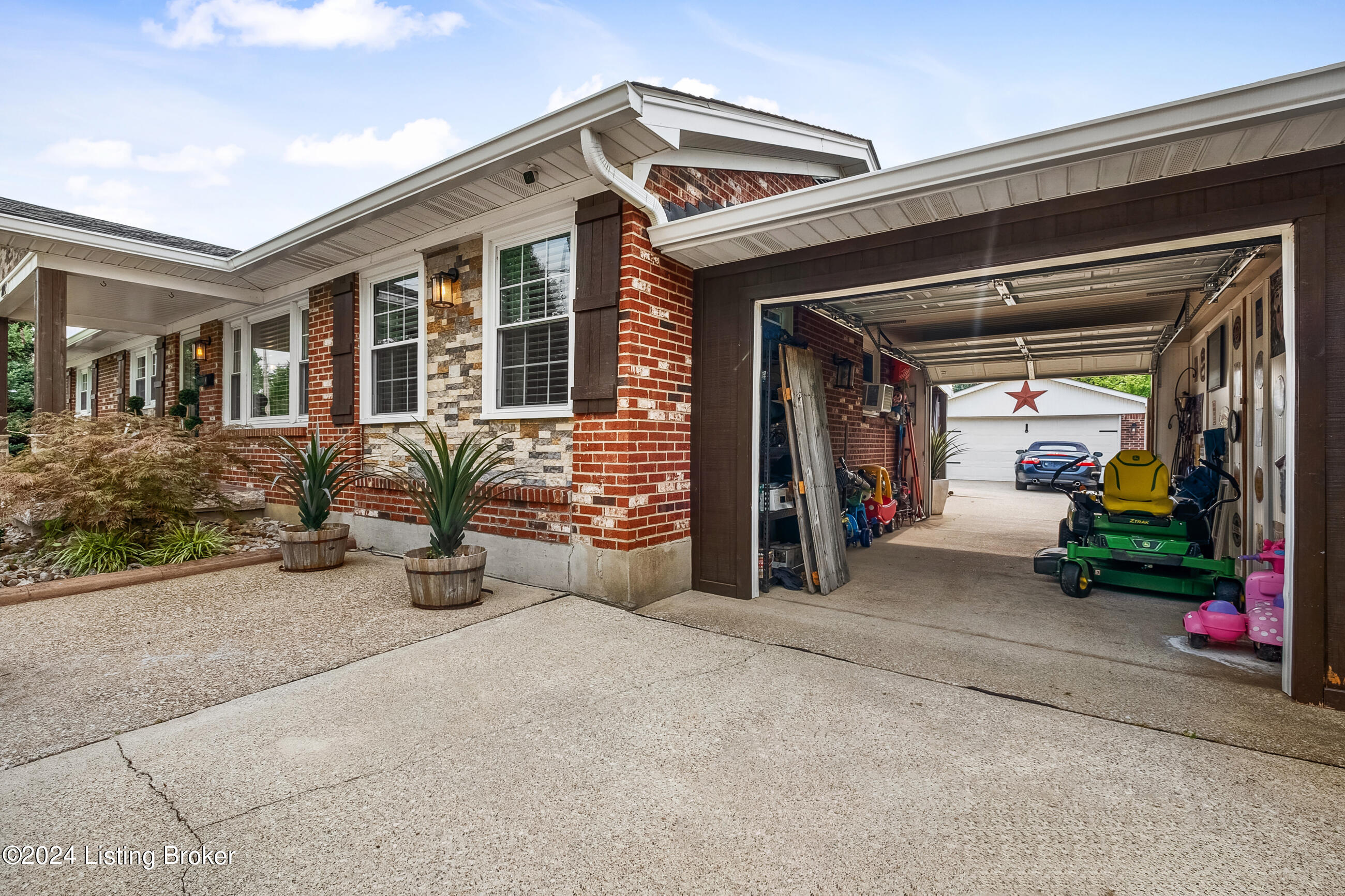 8803 Thompson Ln