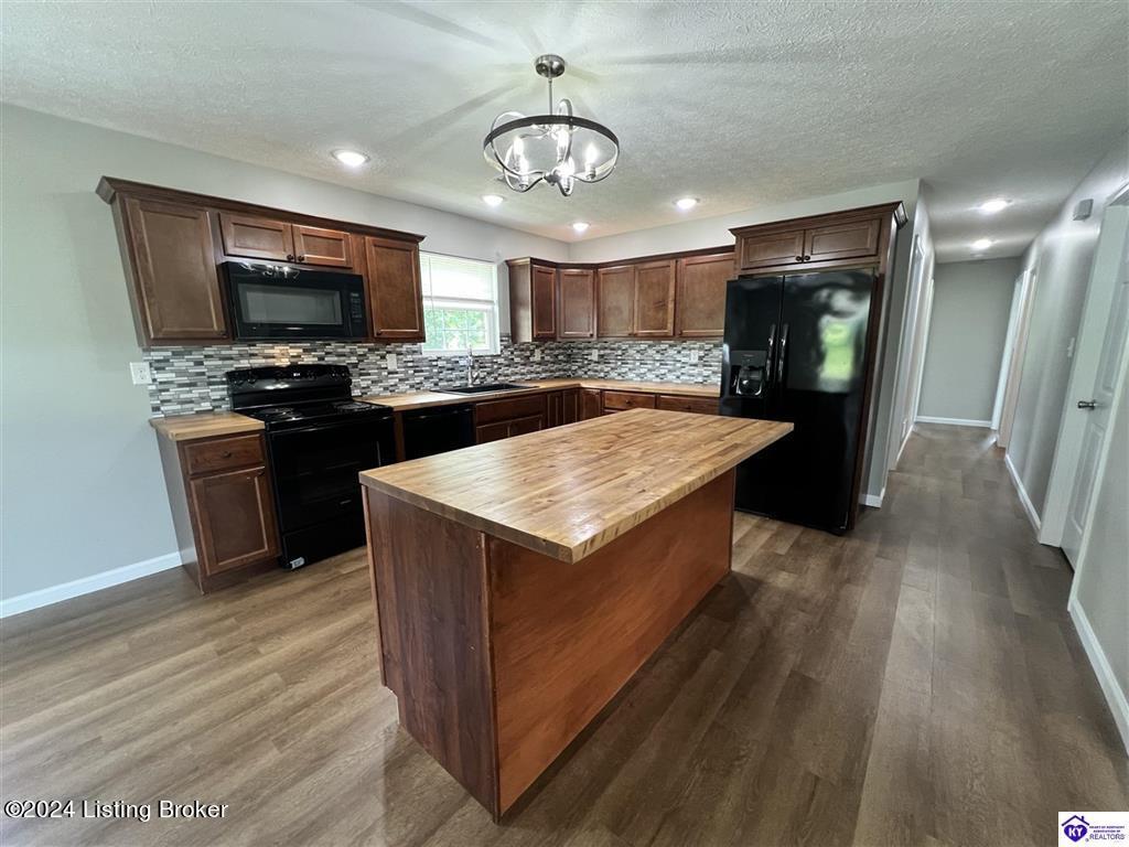 60 Albina Ct