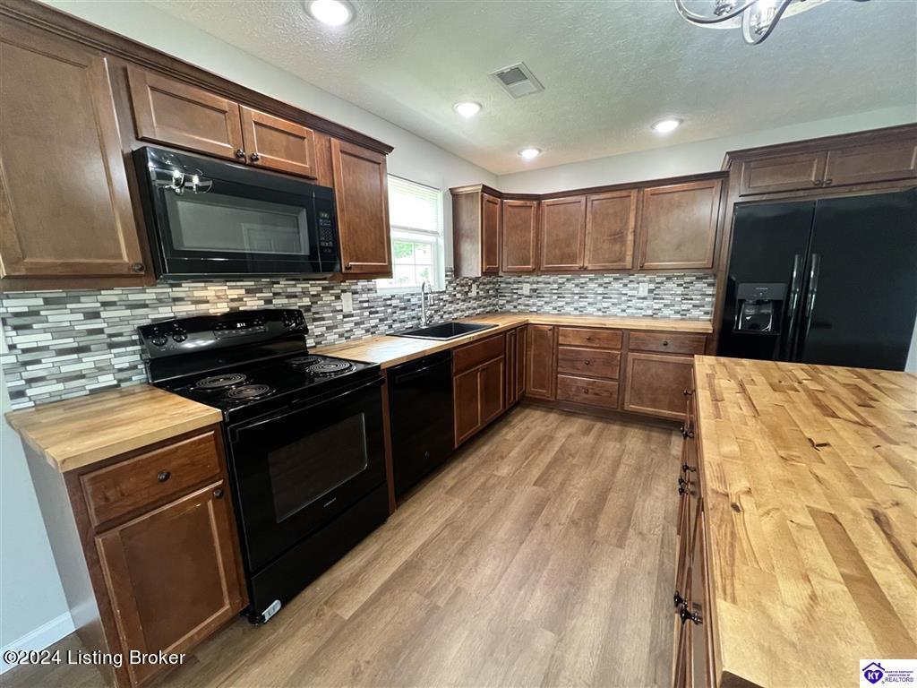 60 Albina Ct