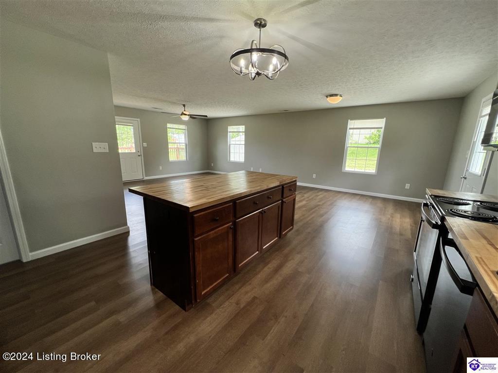 60 Albina Ct