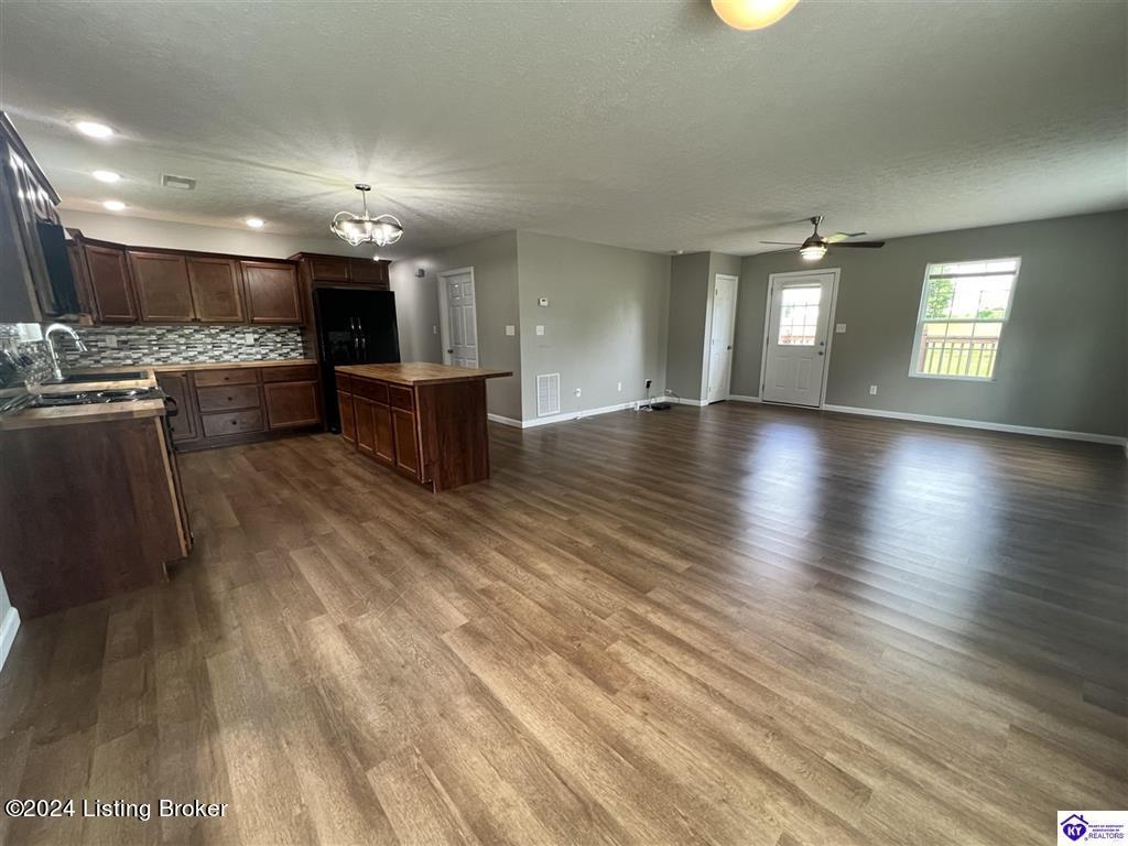 60 Albina Ct